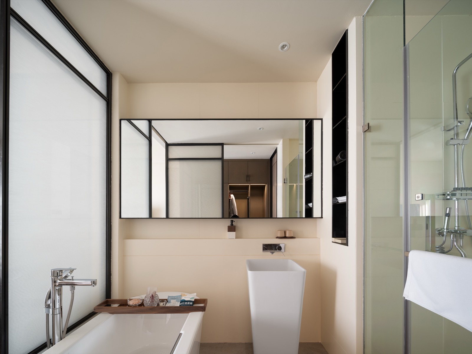 Freestanding bathtub