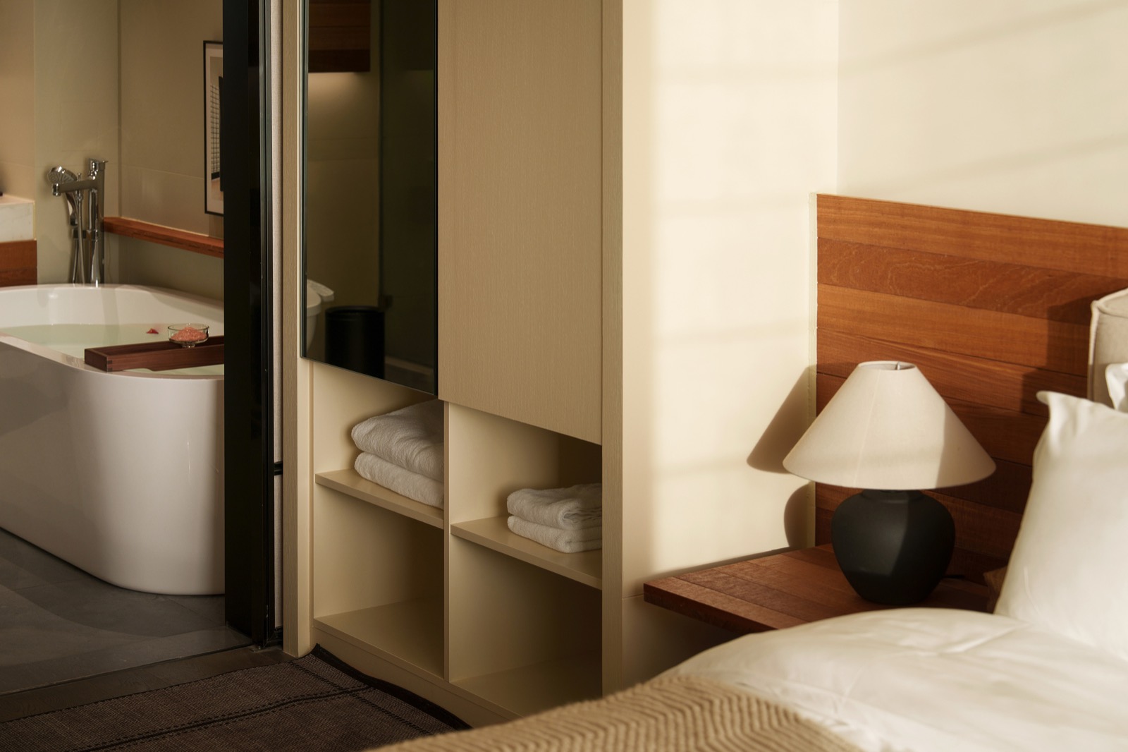 Open-plan suite with bathtub